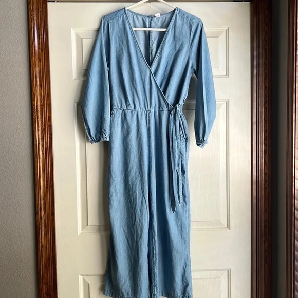 Old Navy Chambray Long Sleeve Wide leg Cropped Jumpsuit women’s size Medium - Picture 5 of 15